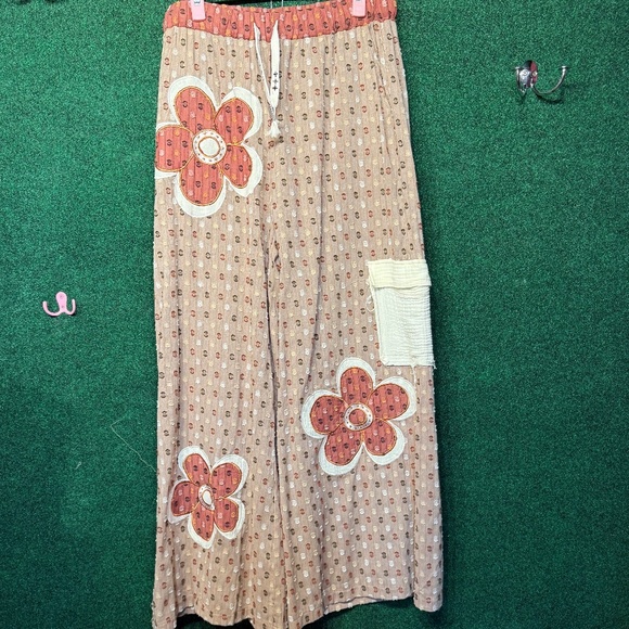 🔥119 NWT Pol Taupe Multi Flower Petal Pant - Picture 2 of 9